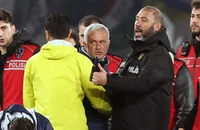Mourinho bị cấm chỉ đạo sau sự cố kỳ lạ