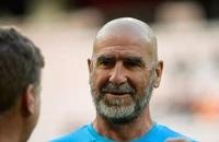 Cantona đối đầu trực diện với MU
