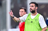 Fabregas buông lời cảnh báo MU đừng động vào 1 cầu thủ