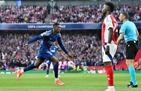 Arsenal gục ngã trước PSG