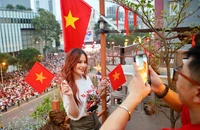 Cờ đỏ sao vàng nhuộm khắp các con phố trong lễ diễu binh, diễu hành
