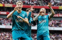 Arsenal thua ngược trên sân nhà