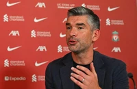 Cuộc gọi của Hughes thuyết phục Alexander-Arnold ở lại Liverpool
