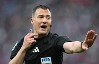 Tranh cãi trọng tài nhận hối lộ bị treo còi 6 tháng bắt chính trận PSG gặp Arsenal