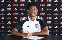 Đánh bại PSG và Chelsea, MU công bố tân binh thứ ba