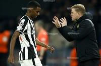 Newcastle ra tuyên bố về tương lai của Isak