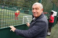 Thủ môn huyền thoại Peter Shilton mất kỷ lục thế giới đáng kinh ngạc