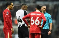 Van Dijk gửi tin nhắn cho Isak giữa lùm xùm chuyển nhượng