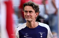 HLV Tottenham lên tiếng về việc bị tân binh của Arsenal "lật kèo"