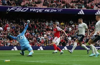 Arsenal vươn lên ngôi đầu bảng xếp hạng Premier League