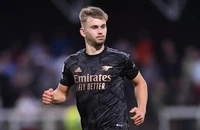Cựu tiền đạo Arsenal chấn thương sọ não sau pha va chạm kinh hoàng trên sân
