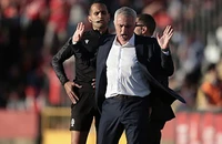 Mourinho gây ra tranh cãi chỉ sau 2 trận dẫn dắt Benfica