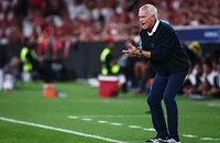 'Tôi đã ném giày vào Mourinho khiến ông ấy tái mặt'