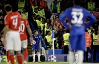 Fernandez bị chế giễu ngay trên sân nhà, Mourinho can thiệp