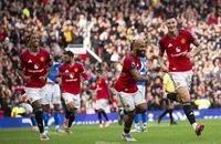 MU thắng ấn tượng, Arsenal lên đỉnh Premier League