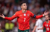 Ronaldo phá kỷ lục ghi bàn