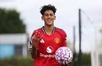 Vì sao thần đồng của MU không thể ra mắt Premier League ở mùa này?