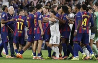 El Clasico hỗn loạn và căng thẳng