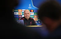 Pep Guardiola giải thích vì sao Man City quá mạnh, Slot đổ lỗi cho trọng tài