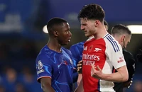 Cuộc tranh luận giữa Caicedo và Declan Rice phải dừng lại