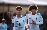 Sao trẻ lập hat-trick chọc ngoáy Isak, MU đánh bại Liverpool 7-0