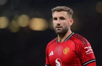 Phản ứng xấu hổ của Luke Shaw