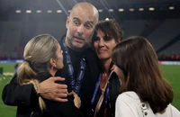 Pep Guardiola mất vợ vì Man City