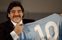 3 huyền thoại bóng đá thầm yêu Arsenal: Bất ngờ Maradona