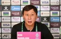HLV Kim Sang-sik trực tiếp theo dõi đối thủ của U-23 Việt Nam
