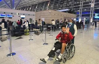 Nóng: Hình ảnh U-23 Việt Nam ra sân bay về nước, Hiểu Minh ngồi xe lăn cười hạnh phúc