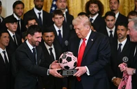 Cảnh tượng kỳ lạ khi Messi gặp ông Trump