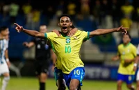 Man City và Chelsea cạnh tranh mua thần đồng 16 tuổi giá 87 triệu bảng