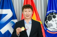 HLV Kim Sang-sik và các trợ lý nhận bằng khen của Thủ tướng