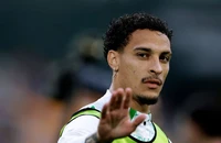 Antony bóng gió chỉ trích MU