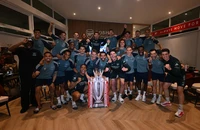 Arsenal ăn mừng điên cuồng, nâng cúp vô địch Premier League