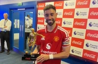 Bruno Fernandes nhận cúp của Premier League giữa những tranh cãi