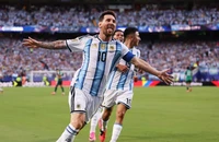 Messi và Mbappe cùng san bằng kỷ lục lịch sử và quả phạt đền gây tranh cãi