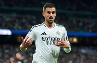 MU có thể chiêu mộ miễn phí tiền vệ từng vô địch Champions League