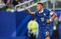Mbappe bám sát Messi