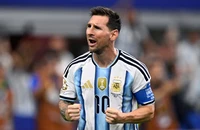 'Phải hủy bàn thắng phá kỷ lục của Messi'