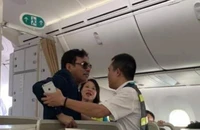 Khách say xỉn sàm sỡ trên máy bay đến nhà xin lỗi cô gái