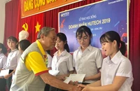 CLB Doanh nhân Hutech trao học bổng học sinh vượt khó