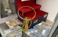 Hành khách để quên cả hộp tiền, vàng trên máy bay