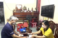 Bưu điện TP.HCM phát lương tận nhà cho 170.000 người dân