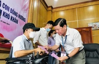 Trao tiền và quà cho bà con đồng hương Quảng Bình gặp khó khăn do đại dịch