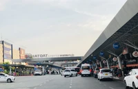 Xe đón khách tại sân bay Tân Sơn Nhất phải niêm yết đường dây nóng