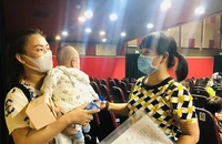 Trao quà, học bổng cho con công nhân mất bố, mẹ do COVID-19
