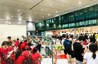 Hơn 100.000 khách đổ về sân bay Tân Sơn Nhất đi chơi lễ 30-4