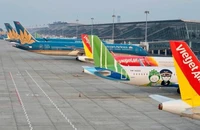 Nhiều chuyến bay bị hủy, lùi giờ khởi hành do bão số 2
