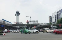 Sân bay Tân Sơn Nhất siết hoạt động đón, trả khách